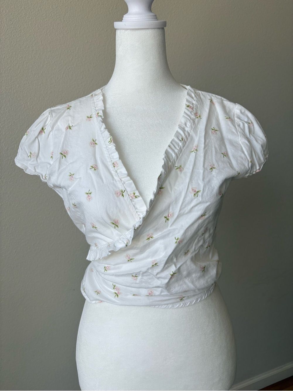 Brandy Melville White Wrap Crop Top with Pale Pink Rose Print 2 US - Picture 2 of 9